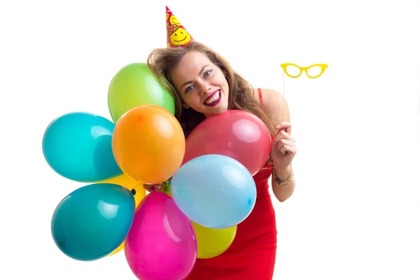 Mujer joven sosteniendo globos — Foto de Stock