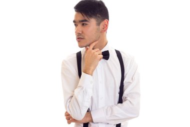 Papyon ve pantolon askısı ile genç adam