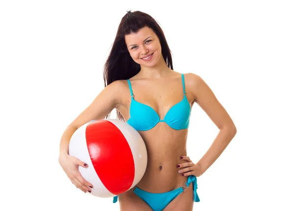 Vrouw in zwemmen pak met bal — Stockfoto