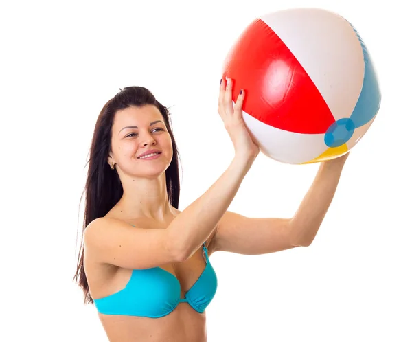 Frau im Badeanzug mit Ball — Stockfoto