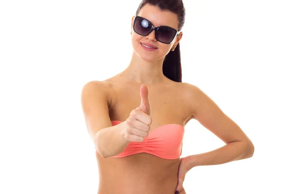 Žena v plavání oblek se slunečními brýlemi — Stock fotografie