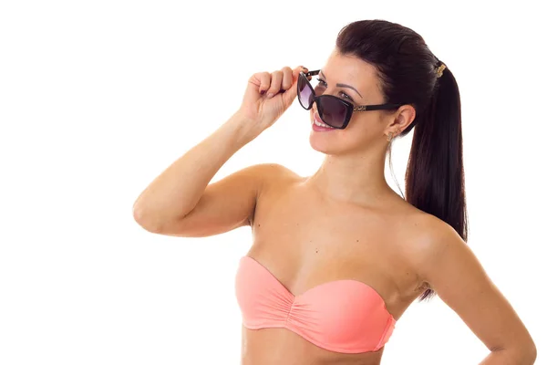 Γυναίκα στο κολύμπι κοστούμι με τα γυαλιά ηλίου — Φωτογραφία Αρχείου