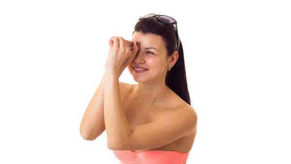 Frau im Badeanzug mit Sonnenbrille — Stockfoto