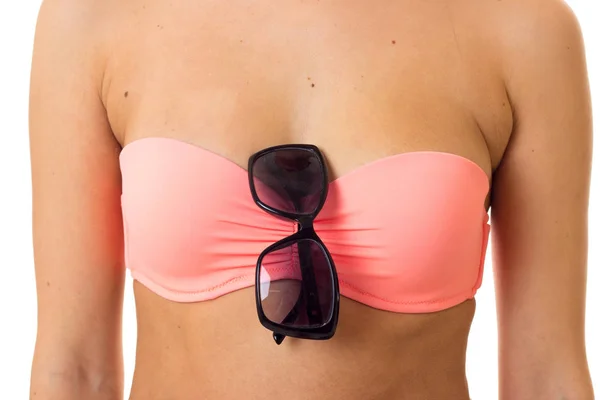 Женщина в купальнике в солнечных очках — стоковое фото