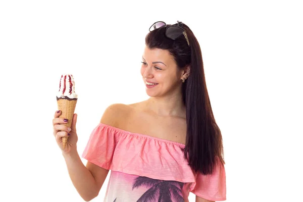 Женщина в платье в солнцезащитных очках с мороженым — стоковое фото