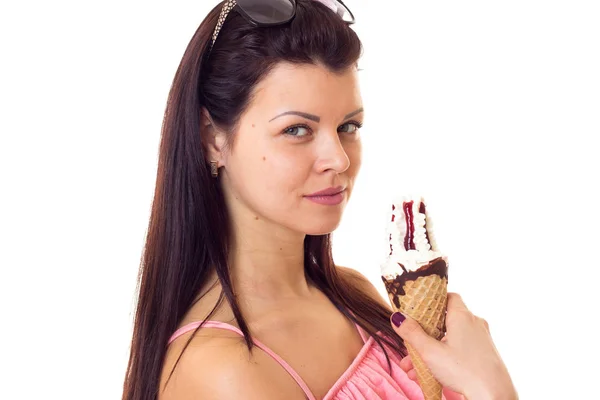 Mujer vestida con gafas de sol sosteniendo helado — Foto de Stock