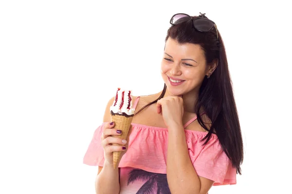 Жінка в одязі з сонцезахисними окулярами тримає морозиво — стокове фото