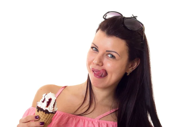 아이스크림을 들고 선글라스로 드레스 여자 — 스톡 사진
