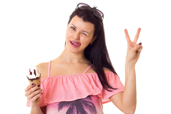 Жінка в одязі з сонцезахисними окулярами тримає морозиво — стокове фото