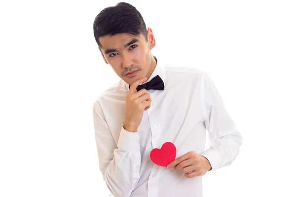 Молодий чоловік тримає чисте серце — стокове фото