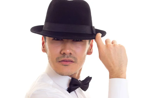 Jeune homme en T-shirt blanc avec chapeau noir — Photo