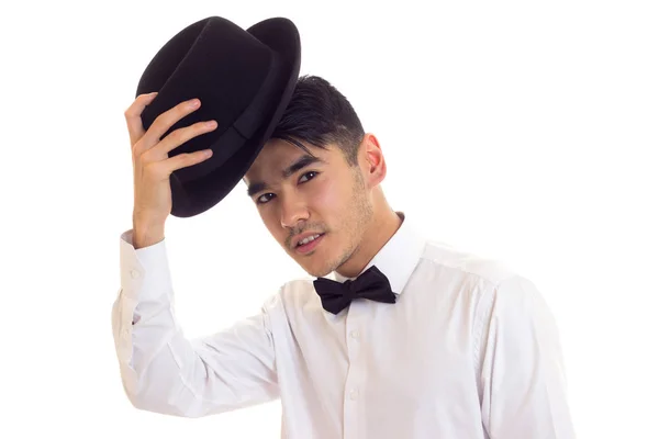 Νεαρός άνδρας στο λευκό T-shirt με μαύρο καπέλο — Φωτογραφία Αρχείου