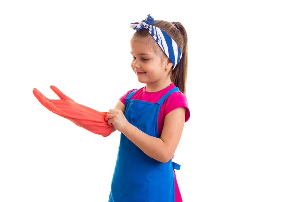 Mädchen in Schürze und Handschuhen — Stockfoto