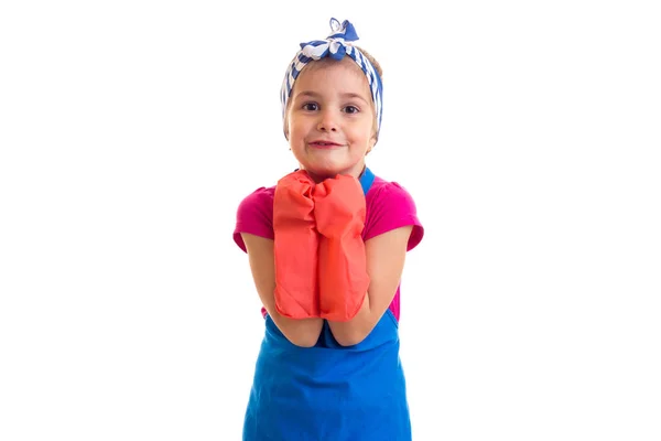 Flicka i förkläde och handskar — Stockfoto
