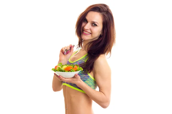 Mujer deportiva sosteniendo ensalada — Foto de Stock