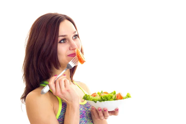 Donna sportiva che tiene l'insalata — Foto Stock