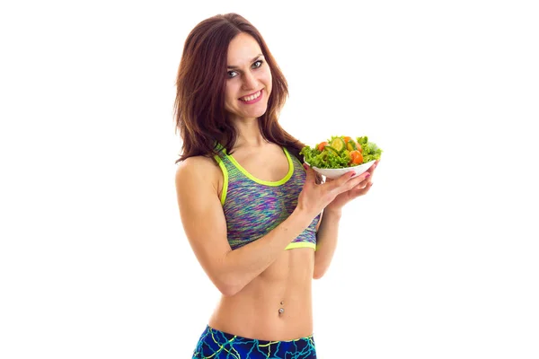 Donna sportiva che tiene l'insalata — Foto Stock