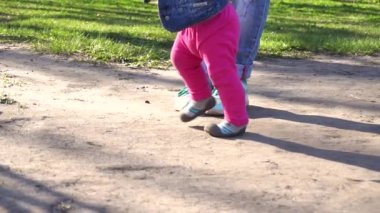 Ağır çekimde kız bebek ilk adımları