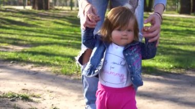 Slowmo kız bebek ilk adımları