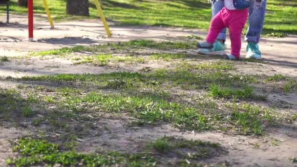 Primeiros passos da menina no parque — Vídeo de Stock