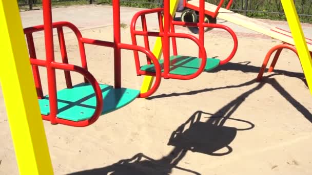 Качели движутся в замедленной съемке в парке — стоковое видео