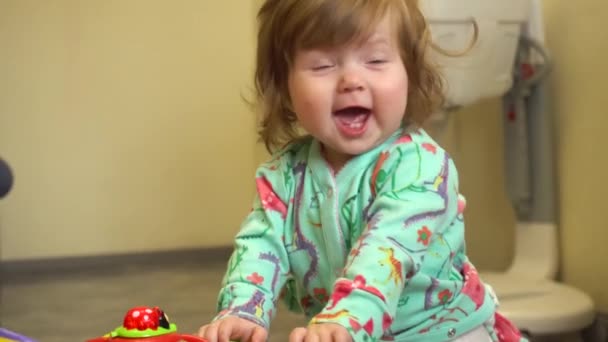 Evde oyuncakları ile oynarken küçük bebek kız — Stok video