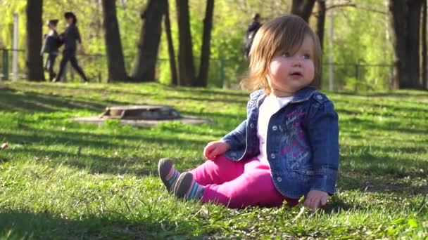 Petite fille dans le parc 