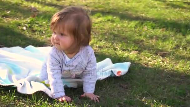 Lilla baby flicka som leker i parken — Stockvideo