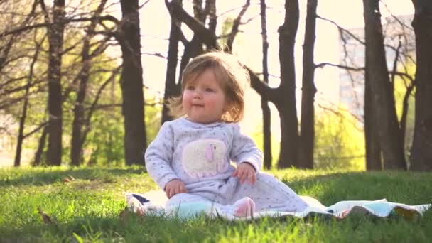 晴れた日の公園で小さな女の赤ちゃん — ストック動画
