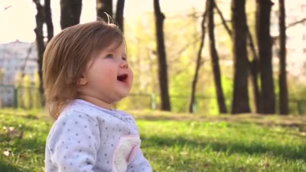 夏の公園で小さな女の赤ちゃん — ストック動画
