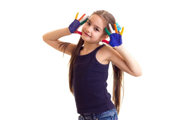 Kleines Mädchen mit farbigen Händen — Stockfoto