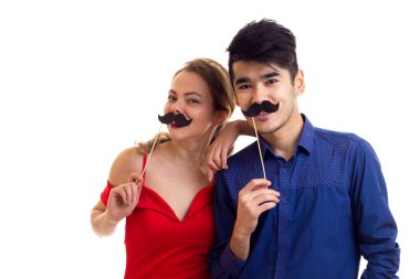 Karton sopalarla genç Çift