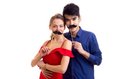 Karton sopalarla genç Çift