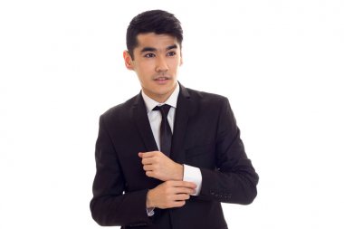 siyah smokin içinde genç adam