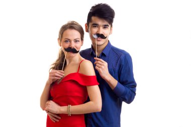 Karton sopalarla genç Çift