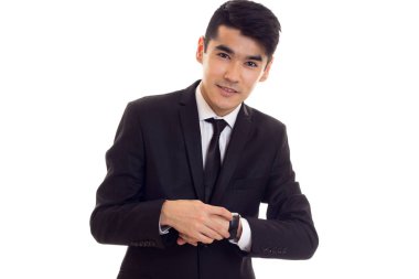 siyah smokin içinde genç adam