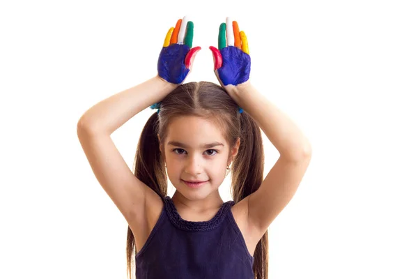 Niña con manos de colores —  Fotos de Stock