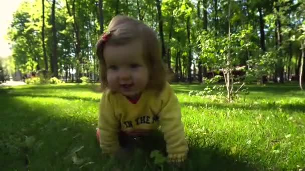 Yaz aylarında parkta küçük bebek kız — Stok video