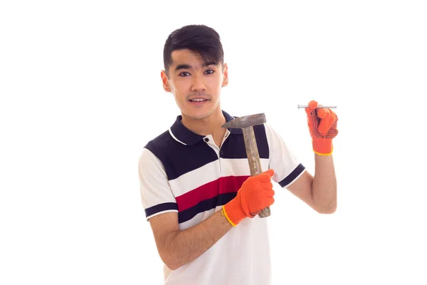 オレンジ手袋ハンマーと釘で男 — ストック写真