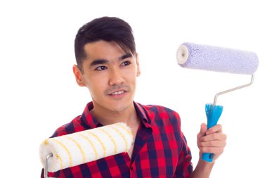 Genç adam tutarak iki rulo