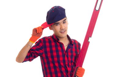 Eldiven ve snapback düzeyi tutan genç adam