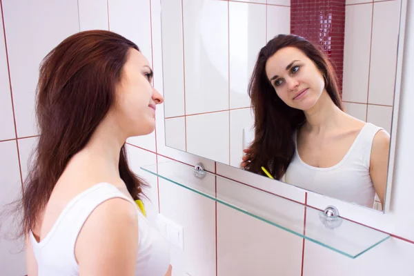 욕실에서 머리를 감고 있는 젊은 여자 — 스톡 사진