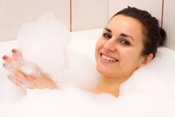 Mujer joven acostada en el baño —  Fotos de Stock