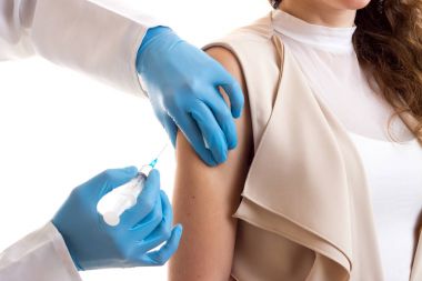 Erkek octor genç kadının enjeksiyon yapma