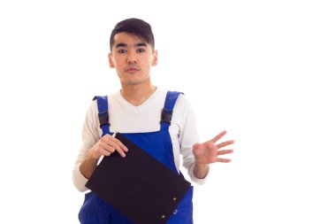 Mavili genç adam elinde kalem ve klasör tutuyor.