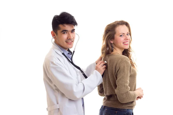 Médico escuchando a las mujeres espalda — Foto de Stock