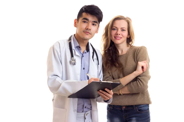 Manliga läkare att prata med ung kvinna — Stockfoto