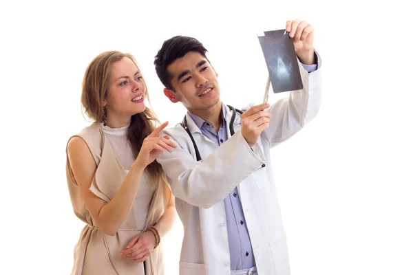 Doctor mostrando rayos X a una mujer joven — Foto de Stock