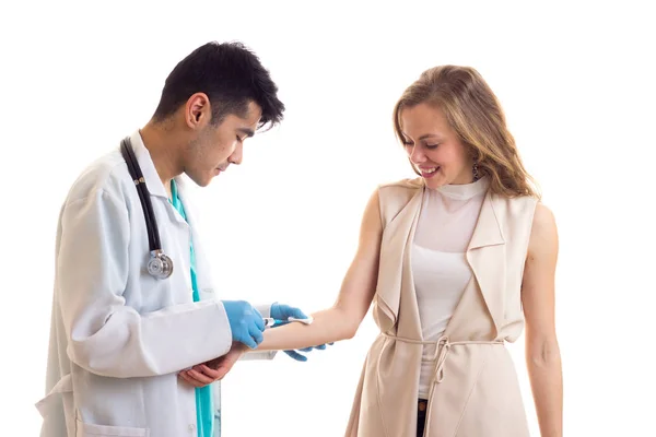 Mannelijke octor maken van injectie van jonge vrouw — Stockfoto