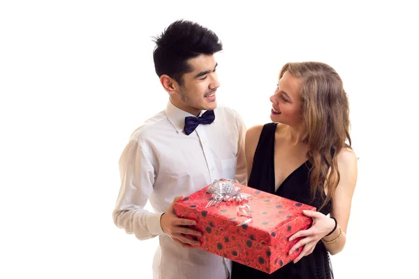 Mladý pár se drží dárek — Stock fotografie
